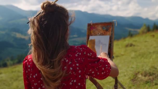 Обратный Вид Неизвестной Женщины Художника Создающей Картину Мольберте Стоящем Холме — стоковое видео