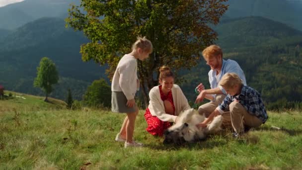 Happy Family Caressing Adorable Husky Green Grass Mountains Hill Cheerful — Vídeo de stock
