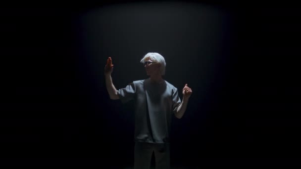 Cyber Man Experiencing Virtual Reality Dark Room Futuristic Guy Swiping — Stock video