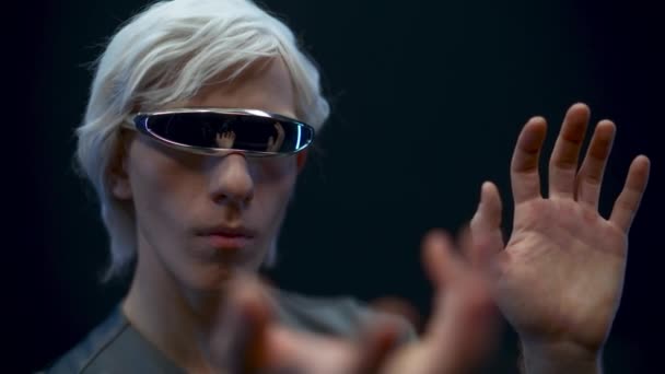 Умный Человек Трогает Невидимый Интерфейс Виртуальных Очках Крупным Планом Блондинка — стоковое видео