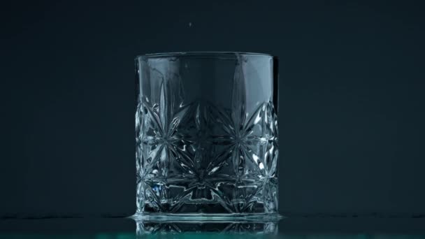 Drinking Water Rippling Glass Closeup Crystal Clear Droplets Falling Jug — Stockvideo
