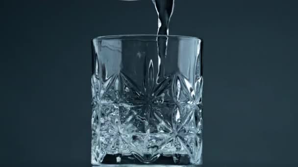 Water Pouring Crystal Glass Dark Background Closeup Fresh Liquid Filling — Vídeos de Stock
