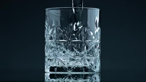 Crystal Water Pouring Glass Dark Background Closeup Fresh Liquid Splashing — Vídeo de Stock