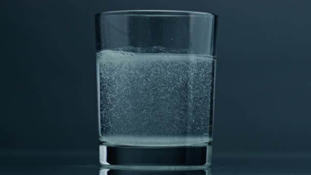Air Bubbles Rising Glass Surface Closeup Acid Fluid Transparent Cup — Stock video