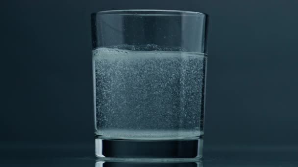 Air Bubbles Rising Glass Surface Closeup Acid Fluid Transparent Cup — Vídeo de Stock