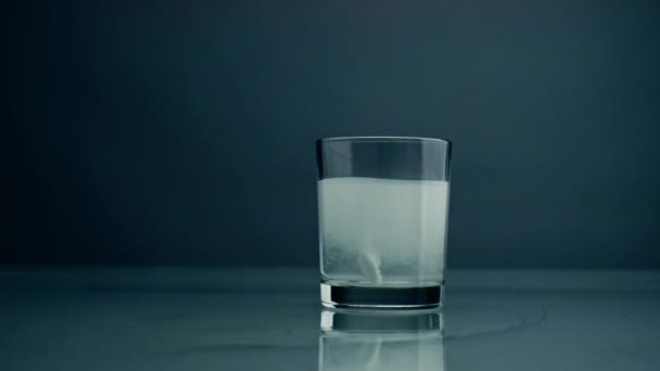 Tablet Dissolving Water Glass Dark Background Closeup Acid Pill Treatment — Vídeo de stock