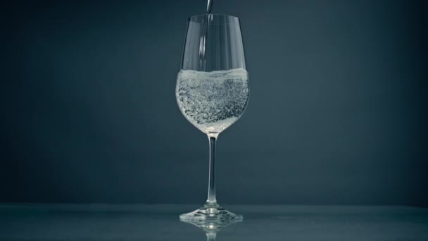 Bubbling Water Pouring Glass Gray Background Closeup Crystal Clear Liquid — 图库视频影像