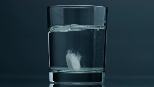 Closeup Tablet Dropped Glass Dark Background Effervescent Pill Dissolving Pure — Wideo stockowe