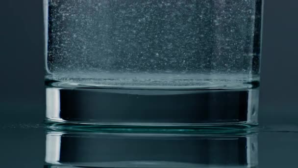 Closeup Fizzy Water Bubbling Glass Diverse Acid Bubbles Rising Liquid — Vídeo de stock