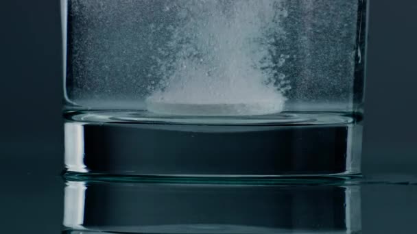 White Tablet Dissolving Water Transparent Cup Closeup Fizzy Pill Bubbling — Vídeo de Stock
