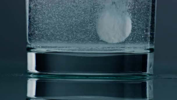 Effervescent Tablet Water Dissolving Closeup Fizzy White Pill Flowing Rising — Vídeo de stock