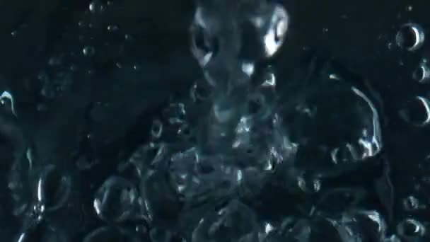 Closeup Pure Liquid Filling Transparent Cup Top View Droplets Falling — Wideo stockowe