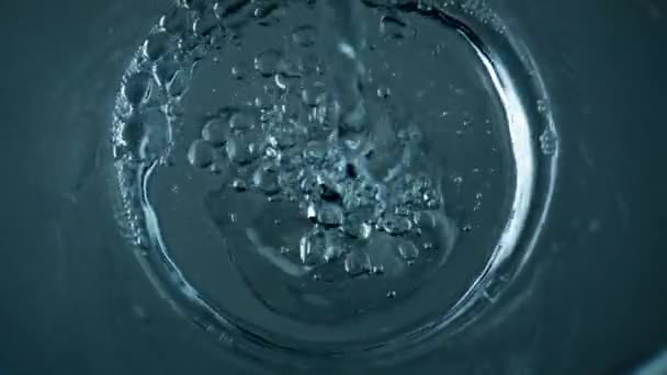 Top View Water Pouring Transparent Cup Closeup Diverse Air Bubbles — Vídeo de Stock
