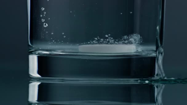 Effervescent Drug Falling Glass Bottom Closeup White Tablet Dissolving Water — Stock video