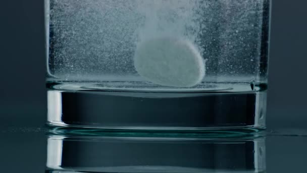 Dropped Medicine Dissolving Water Glass Closeup White Effervescent Tablet Flowing — Vídeo de Stock