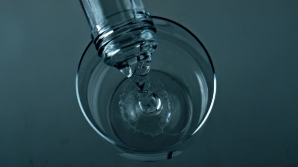 Μπουκάλι Ρίχνει Καθαρό Νερό Διαφανές Φλιτζάνι Closeup Top View Υγρό — Αρχείο Βίντεο