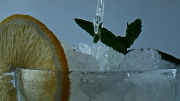 Closeup Water Pouring Lemonade Drink Soda Filling Iced Citrus Mint — 图库视频影像