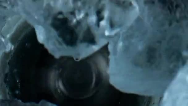 Подрібнювач Подрібнює Кубики Льоду Крупним Планом Крижані Шматки Розділяються Контейнері — стокове відео