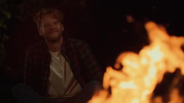 Closeup Smiling Camper Enjoy Bonfire Dark Night Cheerful Man Sit — Video Stock