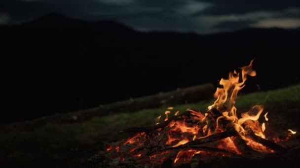 Closeup Camp Fire Burning Dark Evening Night Mountains Landscape Nature — Wideo stockowe