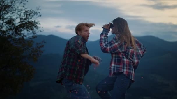 Excited Travelers Dance Sunset Outdoors Fun Holiday Closeup Dancing Couple — Vídeo de stock