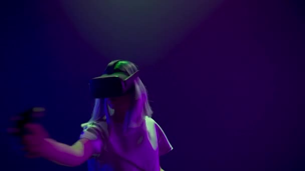 Профессиональный Геймер Играет Виртуальную Реальность Используя Невидимые Мечи Крупным Планом — стоковое видео