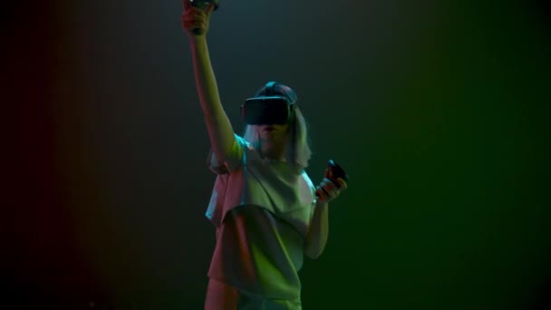 Purposeful Gamer Playing Shooter Digital Metaverse World Goggles Woman Having — Stok Video