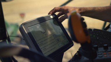 Çiftlik arazisinde el ele tutuşan araç görüntüsü. Güneş ışığında hasat makinesini kontrol eden akıllı sistem. Bilinmeyen tarımsal kontrol buğday hasat sürecini optimize ediyor. Modern tarım teknolojisi kavramı