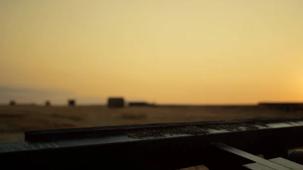 Pole Spaceru Rolnika Kombajnem Złoty Zachód Słońca Widok Tyłu Rolnik — Zdjęcie stockowe