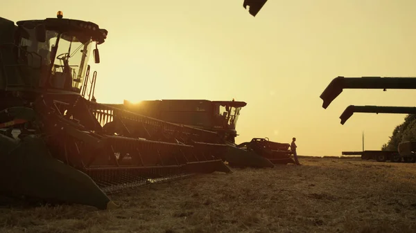 Machinery Equipment Silhouette Sunset Wheat Field Farmland Unrecognizable Farmer Stand — Stock Photo, Image