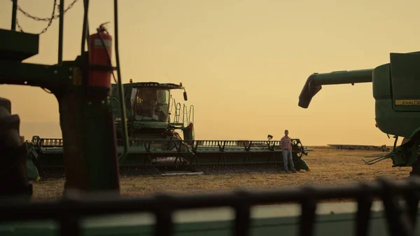 農業機械黄金の夕日フィールドシルエット 未知の農業農家は 自分の田舎でコムギ大麦を観察結合にもたれる 夕方大豆の旬の収穫 産業機器コンセプト — ストック写真