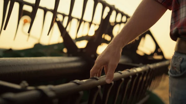 Farmer Stroking Hand Combine Agronomic Golden Countryside Sunset Field Agronomists — Foto de Stock