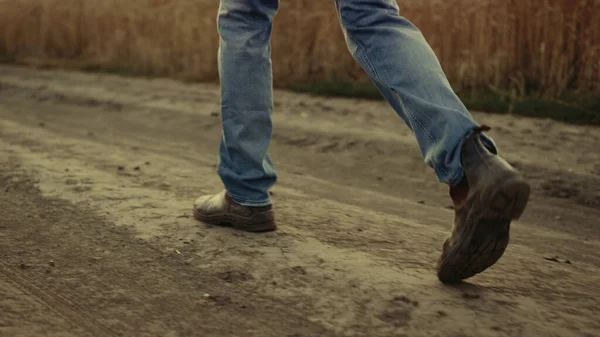 男の農家の足の靴の農地の汚い道路を閉じて渡す 認識できない農業経営者の起業家は収穫を調べます 農業用ゴムブーツ田舎 農業ビジネスの概念 — ストック写真