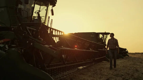 Farmer Walking Combine Harvester Working Process Beautiful Countryside Wheat Field — Foto de Stock