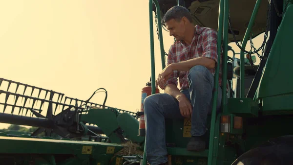 Farmer Resting Combine Machine Countryside Driver Tractor Checking Equipment Grain — Foto de Stock