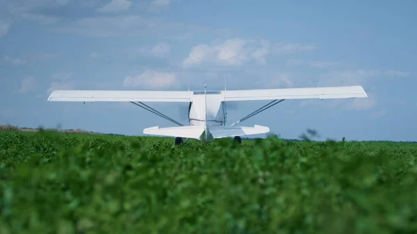 Lightweight Airplane Standing High Green Grass Spinning Propeller Sunny Day — Fotografia de Stock