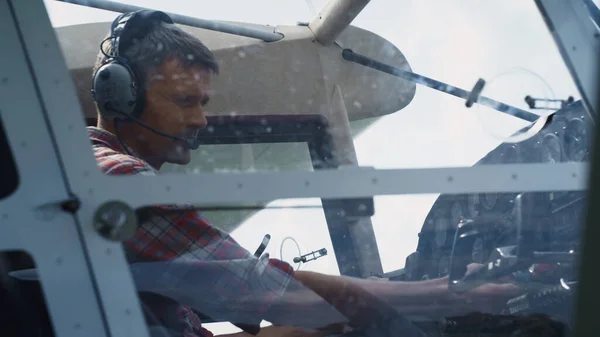 Serious Airman Sitting Airplane Cabin Preparing Training Flight Close Focused — Foto Stock