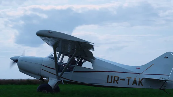 Lightweight Airplane Landing Airfield Spinning Propeller Turning Engine White Ultralight — Stock Photo, Image