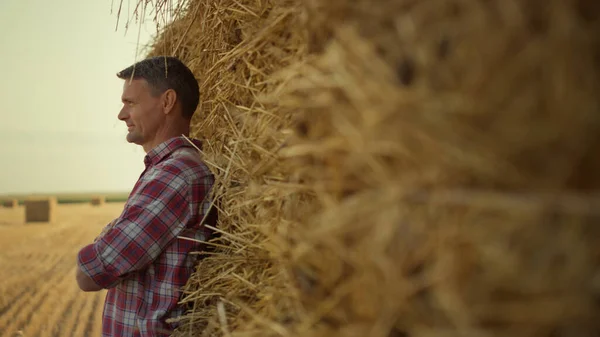 Man Rest Hay Stack Agricultural Field Farmer Lean Dry Wheat — 图库照片