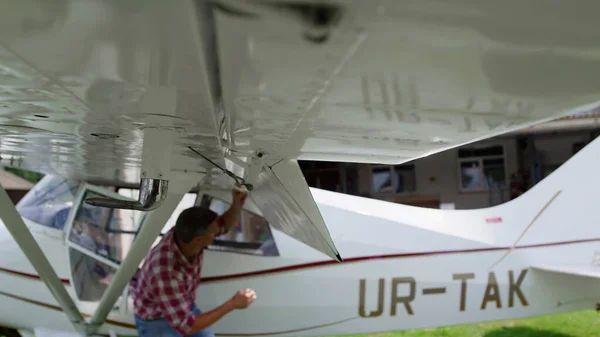 Preflight Preparations Private Airplane Aviation Engineer Checking Wings Professional Aircraft — Foto de Stock