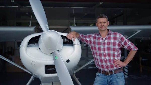 Pilot Airplane Posing Standing Hangar Leaning White Aircraft Body Propeller — Stockfoto