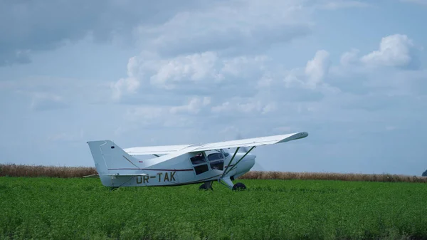 Пропелер Невеликий Паркінг Літака Зеленому Полі Після Тривалого Перевезення Ультралегка — стокове фото