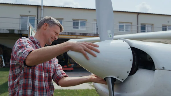 Інженер Літак Перевіряє Лопаті Гвинта Після Посадки Сільський Аеродром Крупним — стокове фото