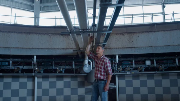Boeren Controleren Melkplatform Het Platteland Gericht Man Engineer Inspecteren Van — Stockfoto