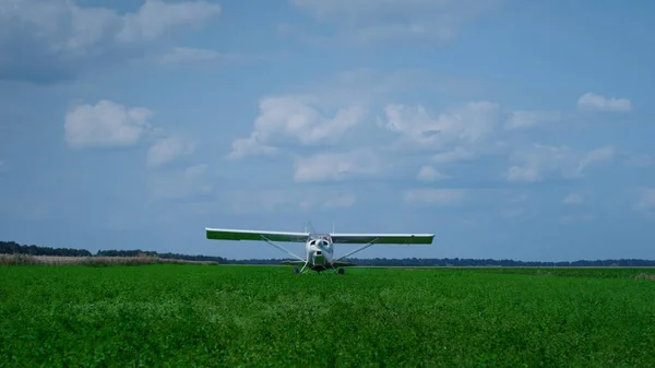Легкий Літак Обертовим Гвинтом Паркування Зеленому Полі Хмарний День Білий — стокове фото