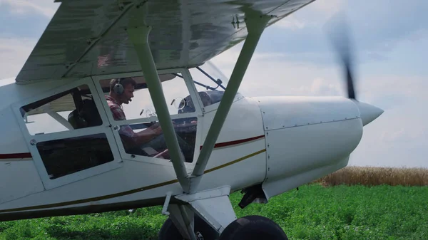 Small Airplane Pilot Turning Engine Landing Green Field Aviation Expert — Foto de Stock