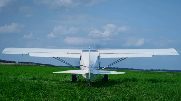 Невеликий Білий Літак Запускає Двигун Стоїть Сільському Зеленому Полі Сонячного — стокове фото