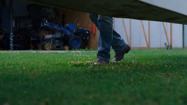 Closeup Pilot Legs Wearing Jeans Walking Green Grass Plane Ready — Stock fotografie