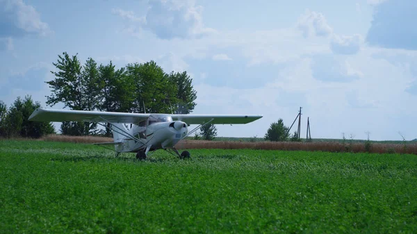 Невеликий Сільський Літак Зупиняється Зеленій Траві Аеродром Збирається Паркуватися Легка — стокове фото