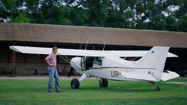Pilot Posing Standing White Airplane Successful Landing Airfield Middle Age — Foto de Stock
